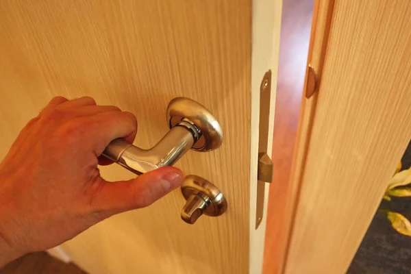 Yeni bir iç yüklü bir odanın iç. Kapı. Kurulu kapı oda, banyo veya tuvaletin iç mekanını uyumlu bir şekilde tamamlar.