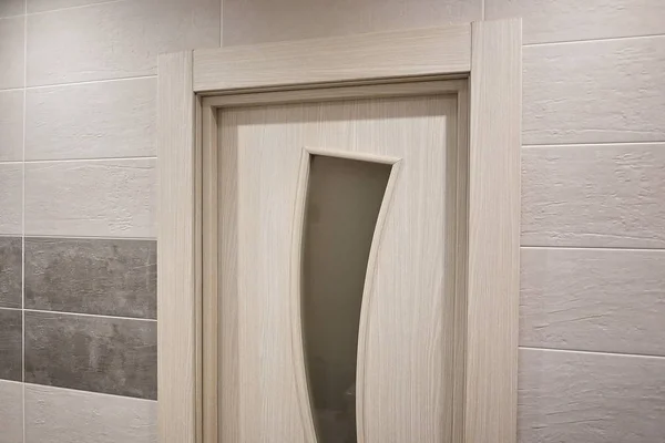 新しいインテリアを取り付けられた部屋のインテリア 取付けられたドアは調和して部屋 浴室またはトイレの内部を補足する — ストック写真