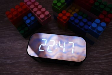 Büyük ekranlı dijital saat. Sizin için harika bir cihaz. ayrıntılar ve yakın çekim.