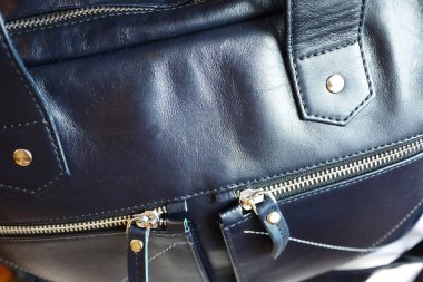 Hakiki deriden yapılmış büyük çanta. İş, tatil ve belgelerinizin diğer depolanması için. Şık, güzel, pahalı.