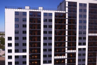 Güzel yüksek katlı ev. Yüksek katlı apartman. Cam cephenin detayları. Ayrıntılar ve yakın çekim.