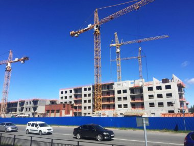 Çok katlı bir binanın yapım aşamaları. Beton dökülmesi ve panel zemin montajı. Ayrıntılar ve yakın çekim.