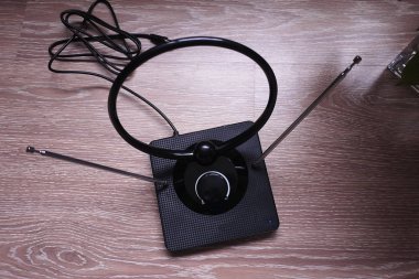 Tv sinyali almak için kapalı anten. Pencerenin yakınına ayarlayın ve Tv yakalar..