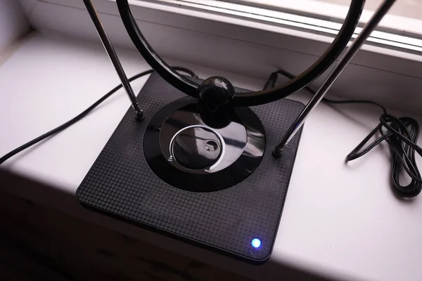 Tv sinyali almak için kapalı anten. Pencerenin yakınına ayarlayın ve Tv yakalar..