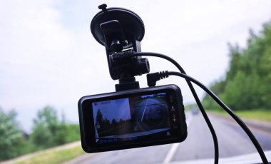 Araç sürüş sırasında trafik durumu kaydetmek için video kaydedici. Otomobil ve kamyon hem de kullanılabilir.