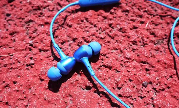 无线小蓝牙耳机在耳朵里 细节和特写 — 图库照片