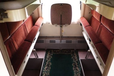 Uyku vagonları ile trenin iç. Ayrıntılar ve yakın çekim.