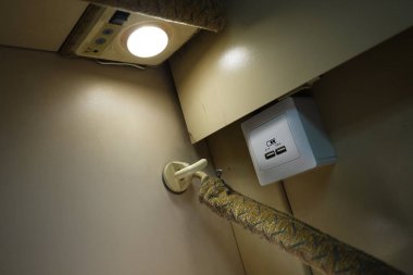 Uyku vagonları ile trenin iç. Ayrıntılar ve yakın çekim.