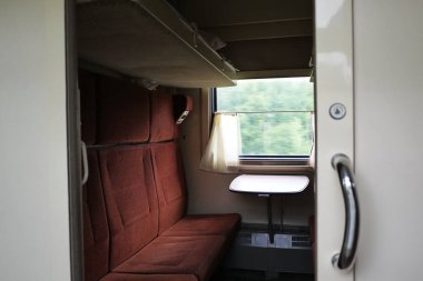 Bir bölme arabada uyku yerleri görünümü. Ayrıntılar ve yakın çekim.