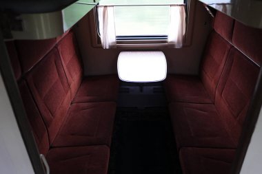 Bir bölme arabada uyku yerleri görünümü. Ayrıntılar ve yakın çekim.