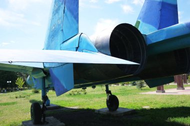 Askeri tank yere park etmiş. Ayrıntılar ve yakın çekim