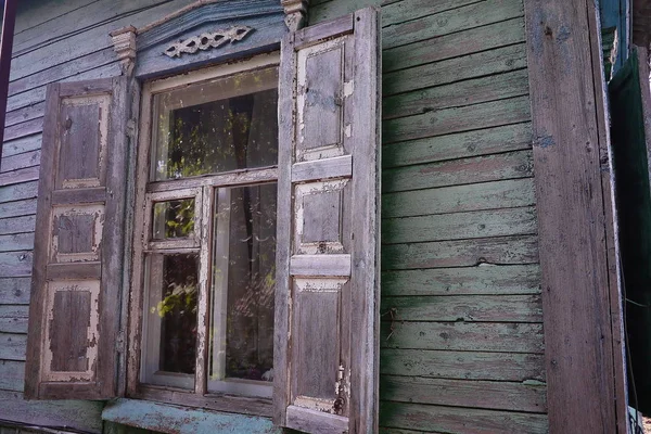 村の老朽化した家詳細とクローズアップ — ストック写真