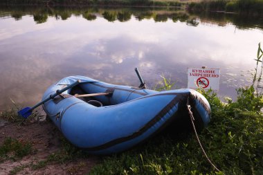 Nehir kıyısında şişme bot. Ayrıntılar ve yakın çekim