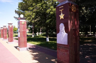 Savaşta ölen askeri anıt. Güneşli havalarda fotoğraflar