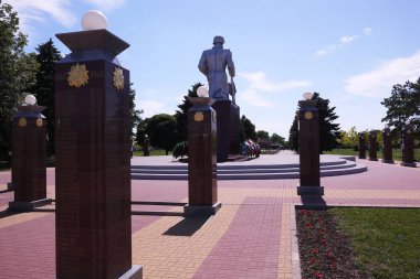 Savaşta ölen askeri anıt. Güneşli havalarda fotoğraflar