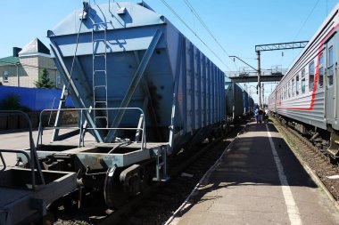 Yolcu treni demiryolu ile geçer