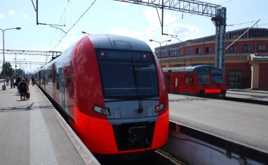 Yolcu treni demiryolu ile geçer