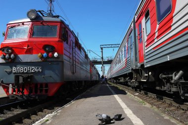 Yolcu treni demiryolu ile geçer