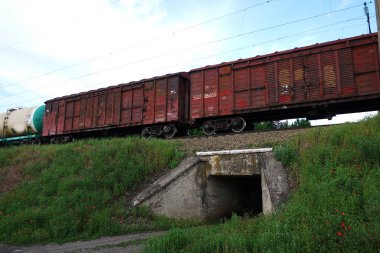 Yolcu treni demiryolu ile geçer