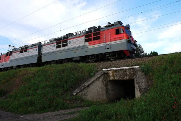 Yolcu treni demiryolu ile geçer