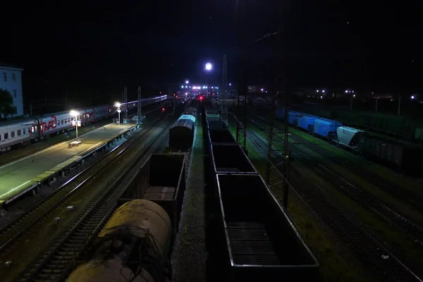 Personenzug Fährt Auf Der Schiene — Stockfoto
