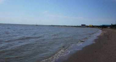 Güneşli denizde sahil. Azak denizi. Krasnodar Region, Yeisk şehri
