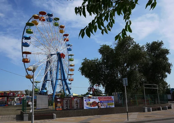 摩天轮在文化和娱乐公园 克拉斯诺达尔地区 耶斯克市 — 图库照片