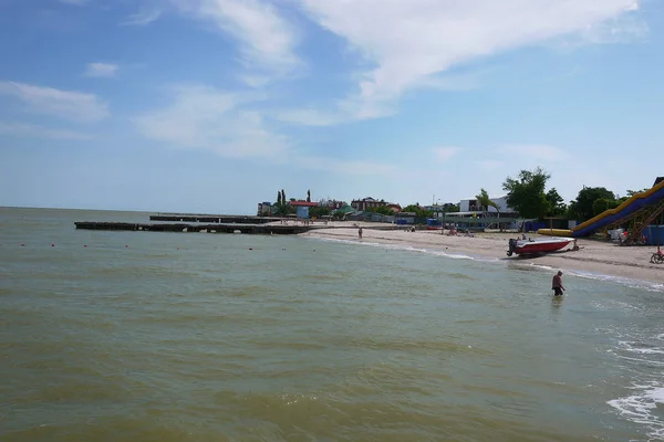 阳光明媚的海面上的海滩 亚佐夫海 克拉斯诺达尔地区 耶斯克市 — 图库照片