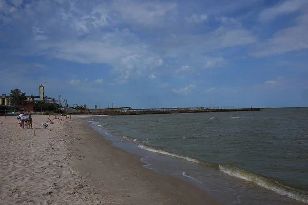 阳光明媚的海面上的海滩 亚佐夫海 克拉斯诺达尔地区 耶斯克市 — 图库照片