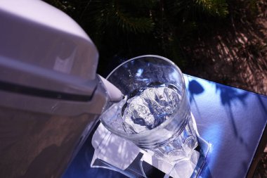 Musluk suyunu nisferi için bir sürahi. Ayrıntılar ve yakın çekim