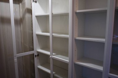 Kitaplık raflı kitaplık. Ayrıntılar ve yakın çekim.