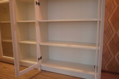 Kitaplık raflı kitaplık. Ayrıntılar ve yakın çekim.