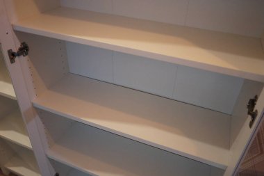 Kitaplık raflı kitaplık. Ayrıntılar ve yakın çekim.