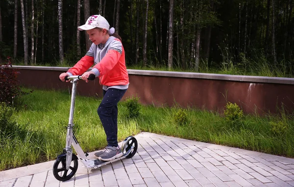 Menina Uma Scooter Esportes — Fotografia de Stock