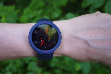 Akıllı saatin insan elinde kontrolü