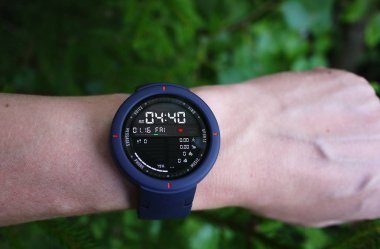 Akıllı saatin insan elinde kontrolü