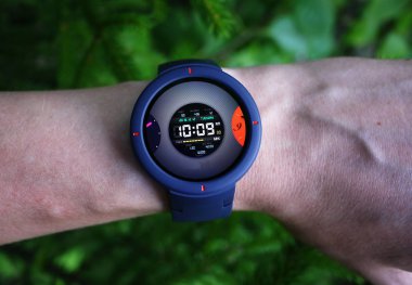 Akıllı saatin insan elinde kontrolü