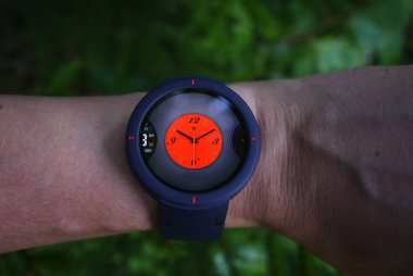 Akıllı saatin insan elinde kontrolü