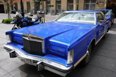 Sokaklarda eski bir Amerikan arabası.