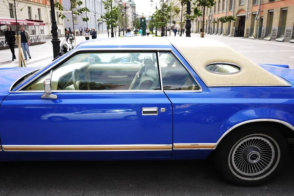 Ein Altes Amerikanisches Auto Auf Der Straße — Stockfoto