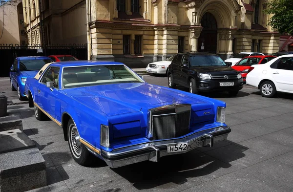 Velho Carro Americano Nas Ruas — Fotografia de Stock