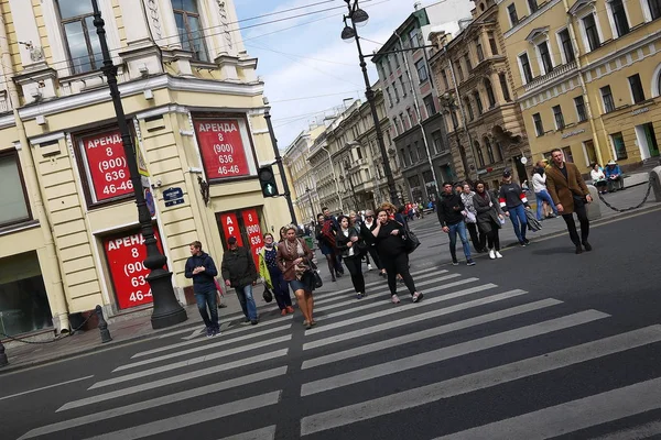 Pessoas Que Atravessam Uma Travessia Pedestres — Fotografia de Stock