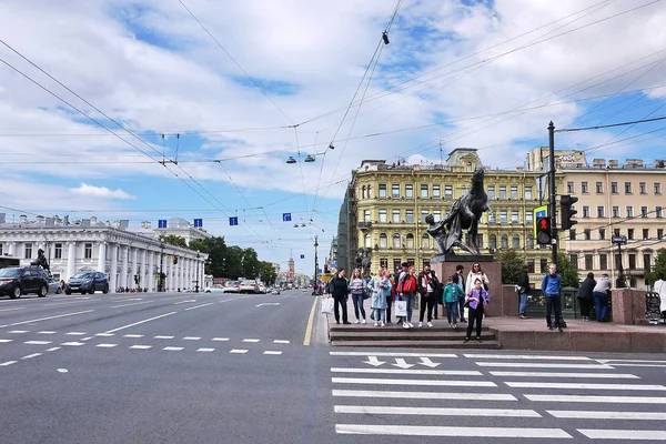 Gente Cruzando Paso Peatonal — Foto de Stock