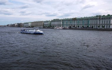 Gemi şehir nehrinde yelken açar..