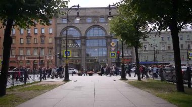 Yaya geçidini geçen insanlar.