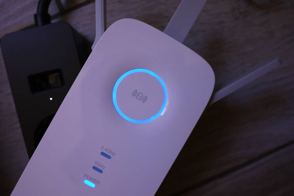 Wi-Fi Internet signal booster for home