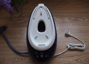 Evde ütüyle ütü yapmak. Ütü için buhar jeneratörü