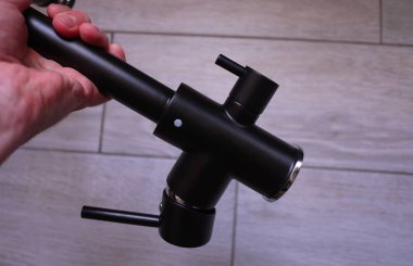 Mutfak lavabosu için musluk. Ayrıntılar ve yakın plan