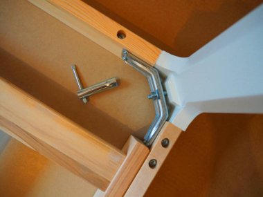 Evde mobilya montajı. Ayrıntılar ve yakın plan