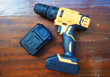 Tornavida ve matkap çalışıyor.